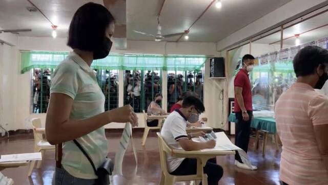 菲律宾热门总统候选人小马科斯赴投票点进行投票