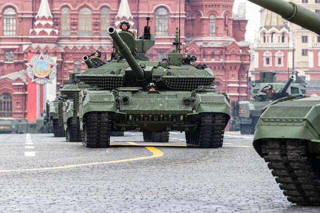 5月9日，在俄罗斯首都莫斯科，T-90M坦克编队驶过红场。新华社记者白雪骐摄