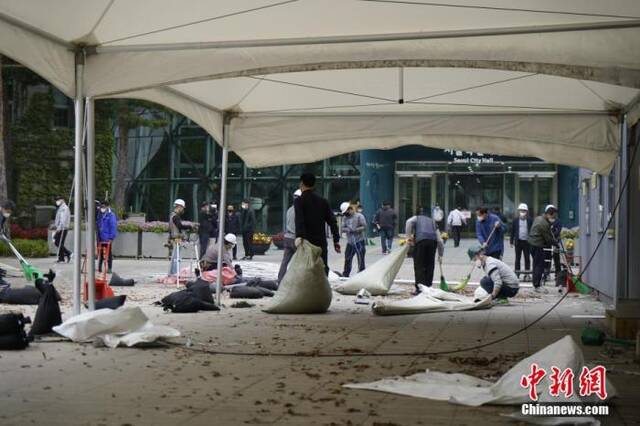 4月22日，韩国首尔市政府宣布位于首尔广场的临时核酸检测点终止运营，并于当日中午12时起开始拆除工作。中新社记者刘旭摄