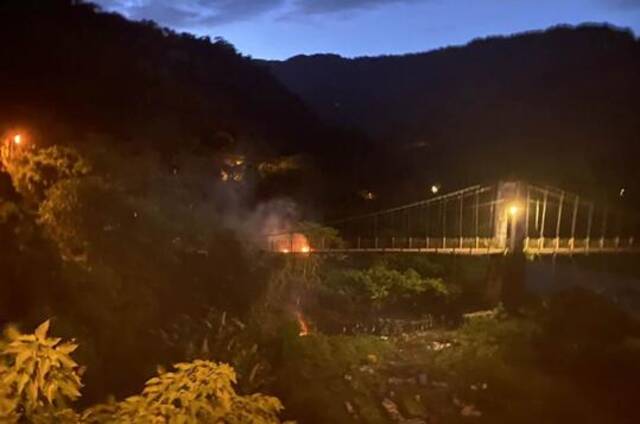 台媒：新竹县著名景点内湾吊桥凌晨疑遭纵火，桥面烧出大洞