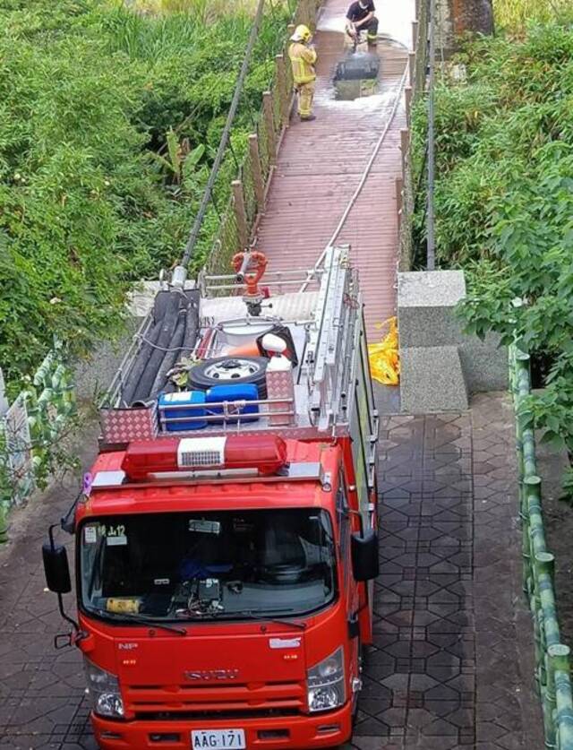 台媒：新竹县著名景点内湾吊桥凌晨疑遭纵火，桥面烧出大洞