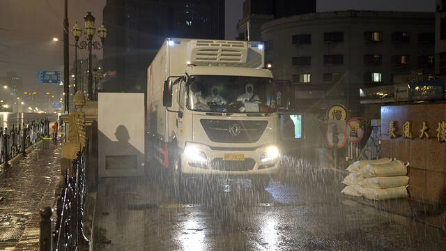 雨天医废车收运。