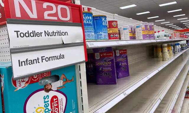 在佛罗里达州奥兰多市的Target商店，可以看到一个几乎是空的婴儿配方奶粉陈列架
