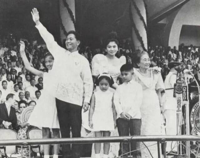 ·1965年，老马科斯赢得菲律宾总统选举，一家人在向支持者致意。
