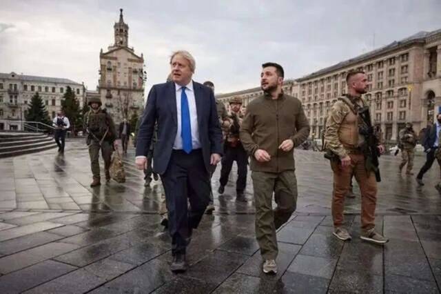 ·各西方政要访问乌克兰，图为英国首相约翰逊（左）与泽连斯基在乌克兰街头。