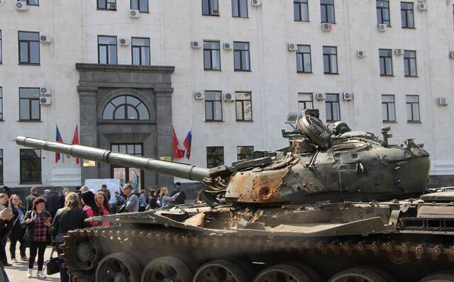 网传在卢甘斯克市中心广场上顿巴斯民兵武装9日展出的部分被缴获乌军武器装备图片
