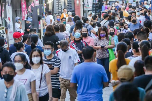 ▲5月9日，选民在菲律宾马尼拉一处投票站排队等待投票。图/新华社