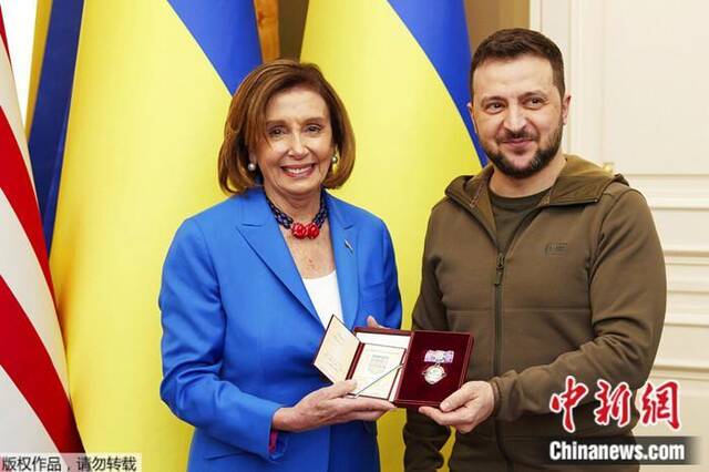当地时间4月30日，美国会众议院议长佩洛西访问乌克兰首都基辅。图为泽连斯基为佩洛西颁发奥尔加公主勋章。