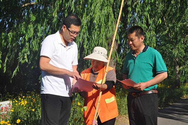 山东省青州市纪委监委干部深入一线，收集群众身边不正之风和腐败问题的线索。图为该市信访工作人员在听取群众意见。