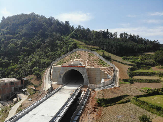 历时五年 我国西南首座超大富水岩溶隧道贯通