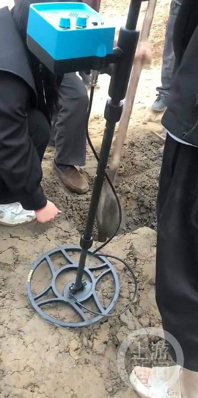 5月8日，大量居民聚集到贾鲁河开封尉氏段河滩边“挖宝”，有人还带了金属探测仪。图片来源/受访者供图