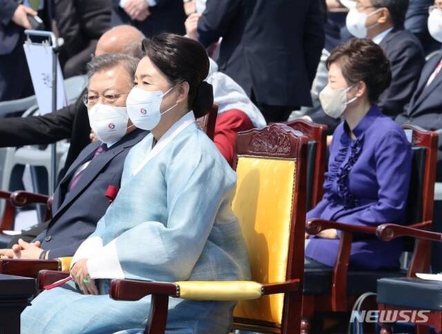 韩国新总统尹锡悦宣誓就职 朴槿惠文在寅同框现身
