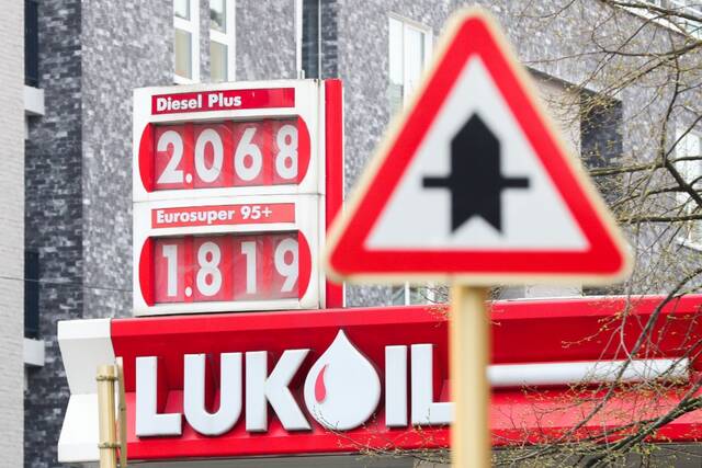 这是3月29日在比利时布鲁塞尔拍摄的一个加油站的油价显示牌。新华社记者郑焕松摄