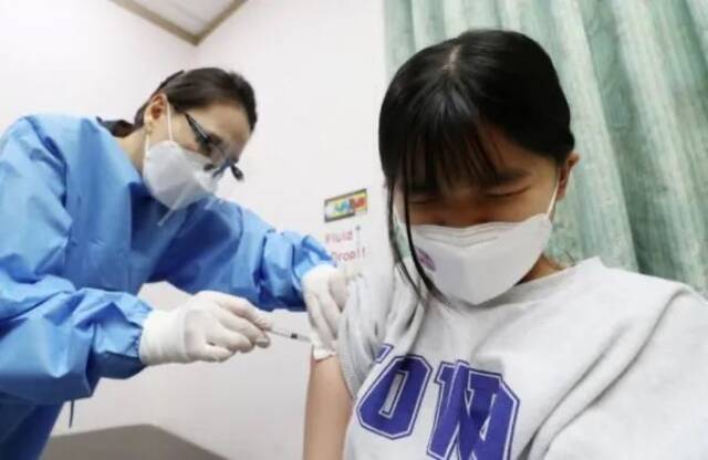 韩国光州，民众接种新冠疫苗资料图
