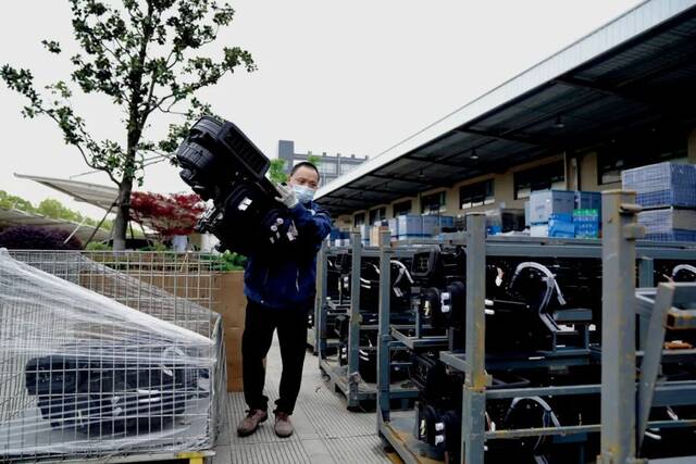 4月29日，上海加冷松芝汽车空调股份有限公司工人进行汽车空调产品装货作业。图/新华