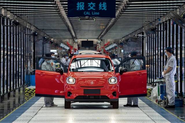 4月26日，浙江金华市一家车企内，新能源汽车正有序下线。图/中新