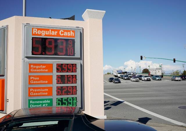 这是5月10日在美国加州米尔布雷拍摄的一家加油站油价牌。新华社发（李建国摄）