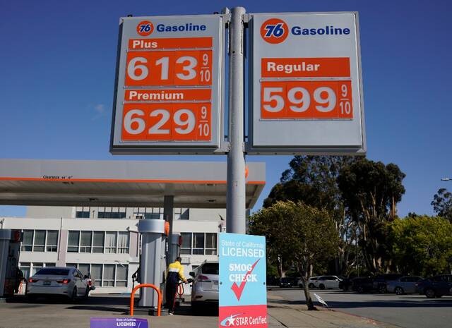 5月10日，一名车主在美国加州米尔布雷的一家加油站为汽车加油。新华社发（李建国摄）