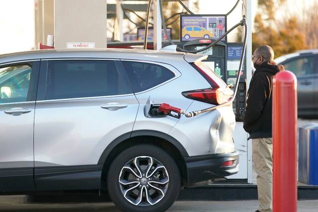 2月10日，一名男子在美国华盛顿的加油站给汽车加油。新华社发（沈霆摄）