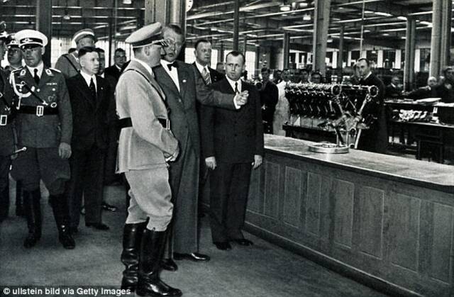 1935年，希特勒参观位于慕尼黑的宝马工厂。图片来源：纽约邮报