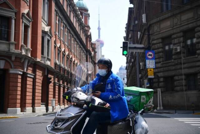 5月1日，上海的一位配送员在送货（图|视觉中国）