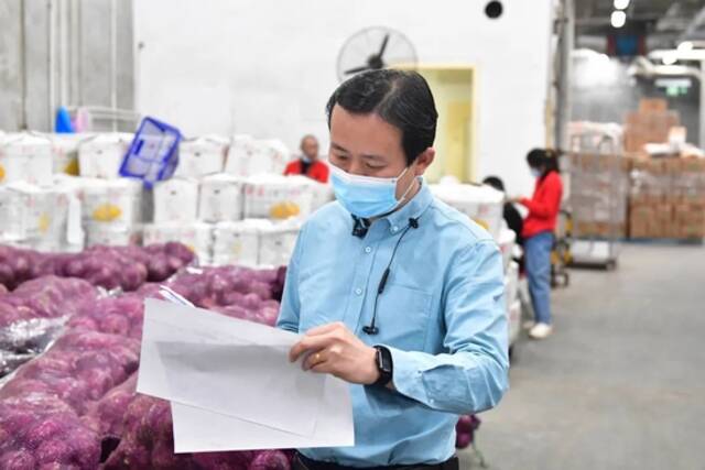 4月9日，上海大润发超市南汇店店长王忠魁查看出货单（图|视觉中国）