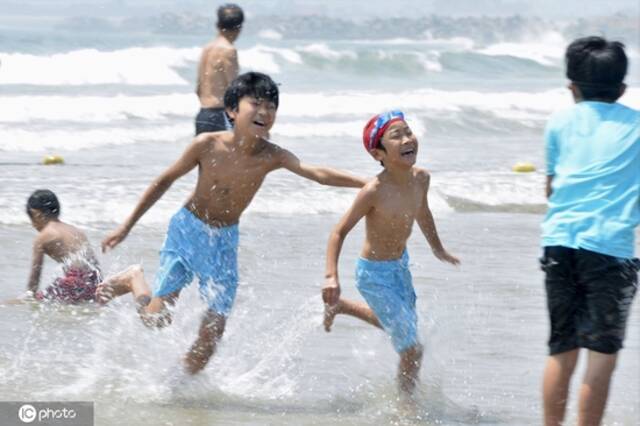 日本儿童在海边玩耍去暑（资料图）