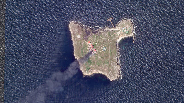 5月7日，卫星图像显示蛇岛上空浓烟升起。（资料图）
