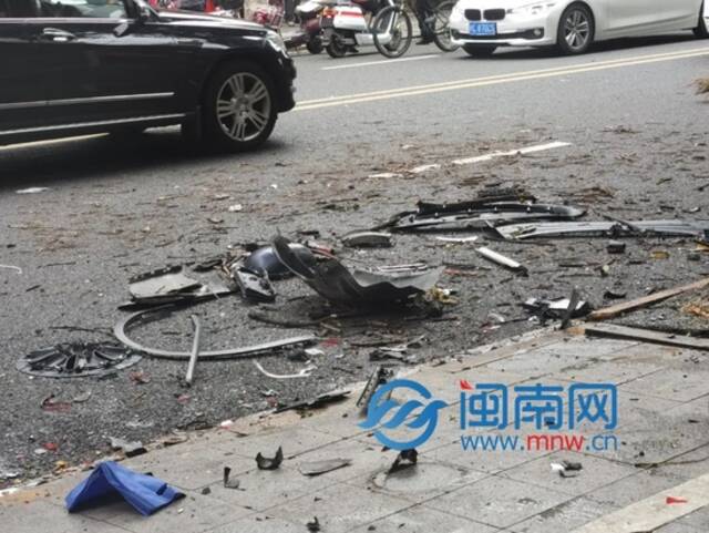 突发！泉州市区：红色特斯拉失控，猛撞两车！