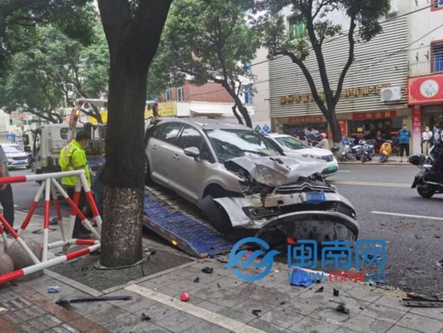 突发！泉州市区：红色特斯拉失控，猛撞两车！