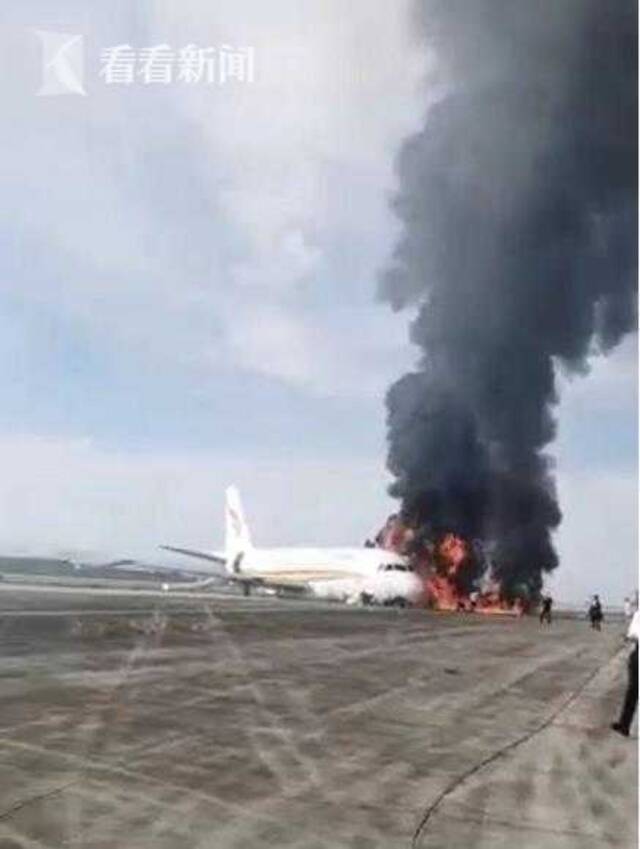 视频｜重庆机场一航班冲出跑道起火 40余名旅客送医