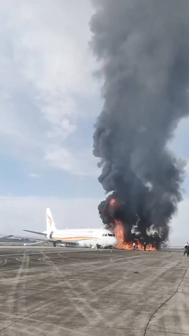 重庆江北机场一飞机冲出跑道起火，该机场航班出现一定规模取消情况