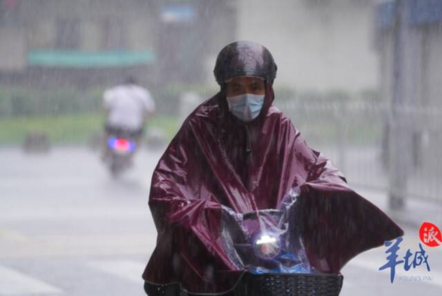 部分地段积水过膝，广州街坊涉水归家