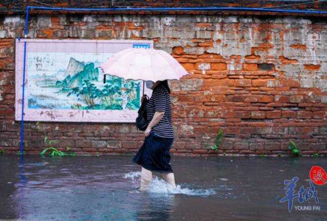 部分地段积水过膝，广州街坊涉水归家