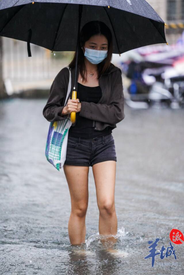 部分地段积水过膝，广州街坊涉水归家