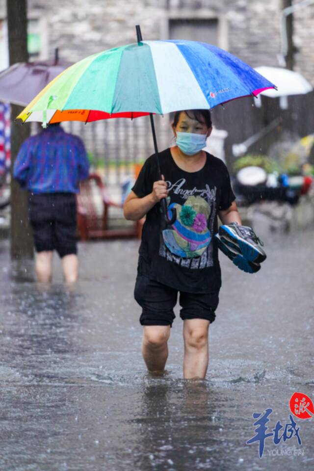 部分地段积水过膝，广州街坊涉水归家