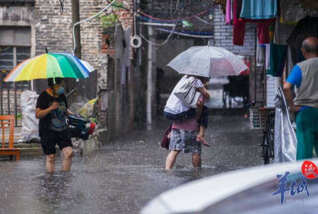 部分地段积水过膝，广州街坊涉水归家