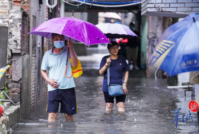 部分地段积水过膝，广州街坊涉水归家