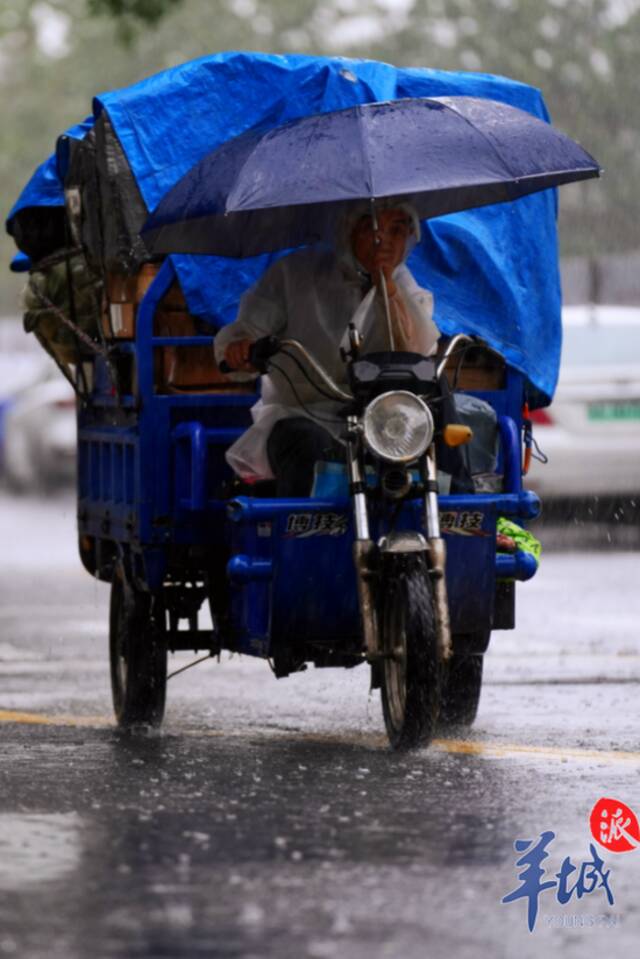 部分地段积水过膝，广州街坊涉水归家