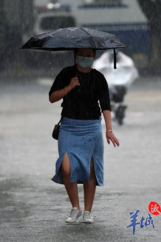 部分地段积水过膝，广州街坊涉水归家