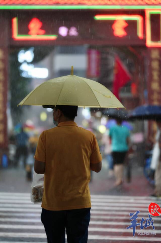 部分地段积水过膝，广州街坊涉水归家