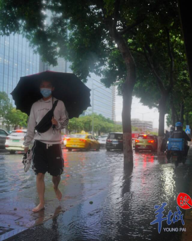 部分地段积水过膝，广州街坊涉水归家