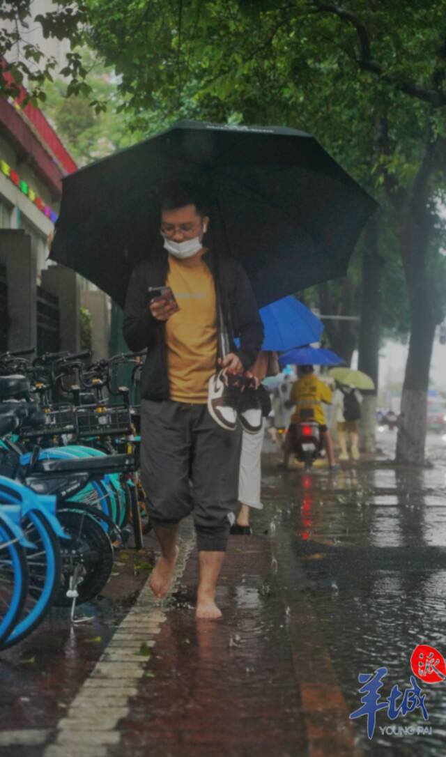 部分地段积水过膝，广州街坊涉水归家