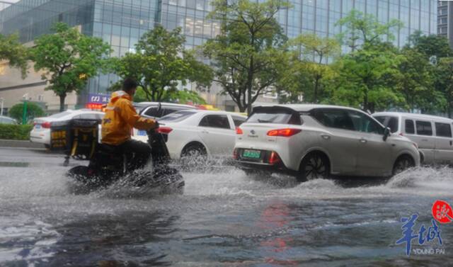 部分地段积水过膝，广州街坊涉水归家