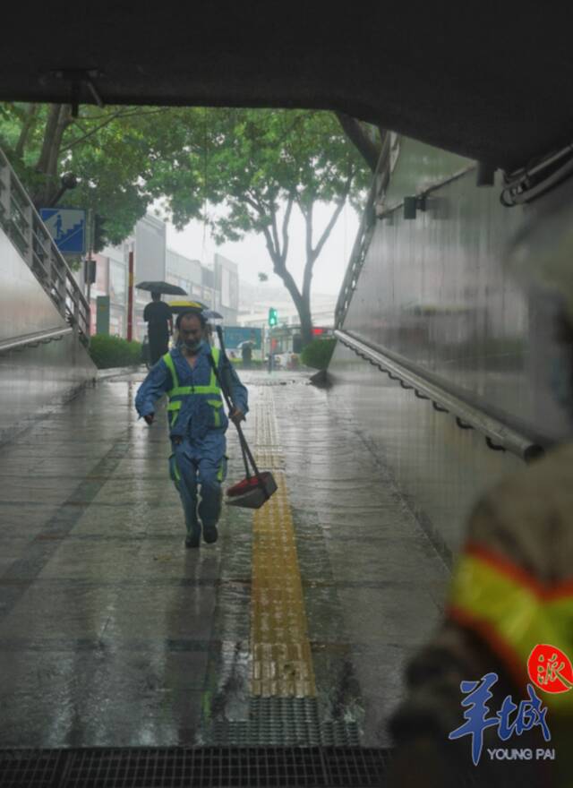 部分地段积水过膝，广州街坊涉水归家