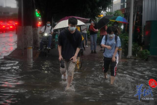 部分地段积水过膝，广州街坊涉水归家
