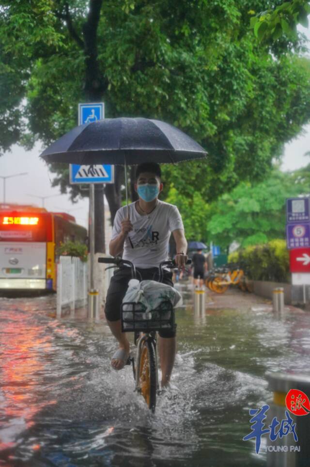 部分地段积水过膝，广州街坊涉水归家