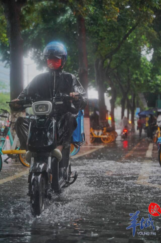 部分地段积水过膝，广州街坊涉水归家