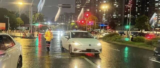 暴雨红色预警生效中！公园暂停游园、易积水路段注意