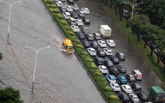 △12日，深圳部分道路浸水严重，车辆通行受阻（图自视觉中国）